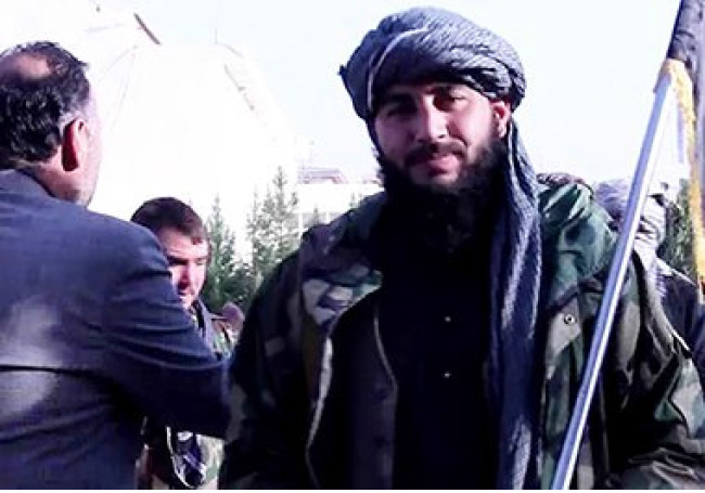 یک فرمانده طالبان با تجهیزات نظامی دولتی دوباره به طالبان پیوست